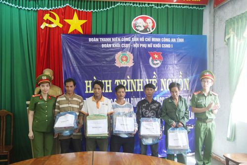 Tặng quà cho 20 gia đình có công với cách mạng