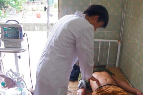 Bệnh xá đảo Nam Yết cấp cứu 2 ngư dân bị ngộ độc thực phẩm
