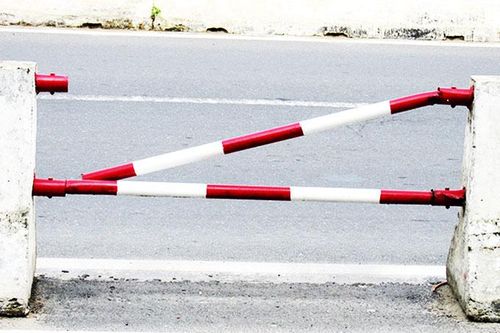 Các ống sắt trên dải phân cách bị hư hỏng