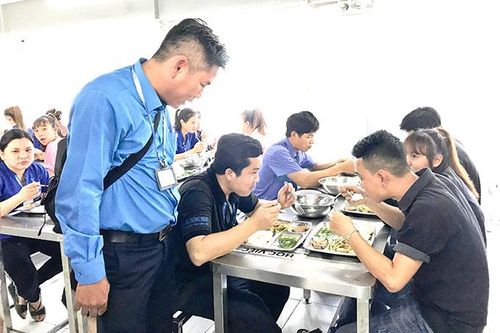 Nâng chất lượng bữa ăn ca cho công nhân