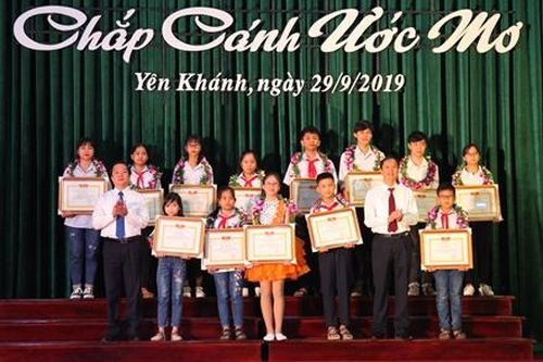 Khen thưởng cho học sinh, sinh viên xuất sắc của huyện Yên Khánh