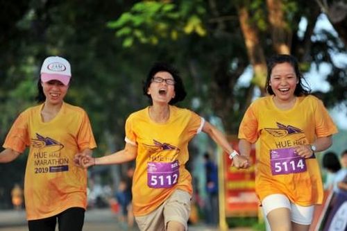 Thể thao Thể thao Những nụ cười trên đường chạy Huế Half Marathon 2019