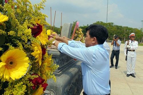 Bộ trưởng Tô Lâm dâng hương tại Tượng đài Mẹ Việt Nam anh hùng