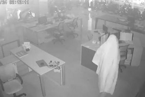 Tên trộm 'bóng ma' đột nhập cửa hàng xe máy cuỗm hàng trăm triệu đồng