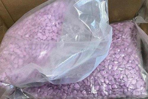 Mua váy trên mạng, cặp vợ chồng nhận bọc thuốc lắc nửa triệu USD