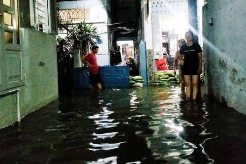 Triều cường lên 1,68 m làm vỡ bờ bao, nhiều nhà dân ở TP.HCM bị ngập