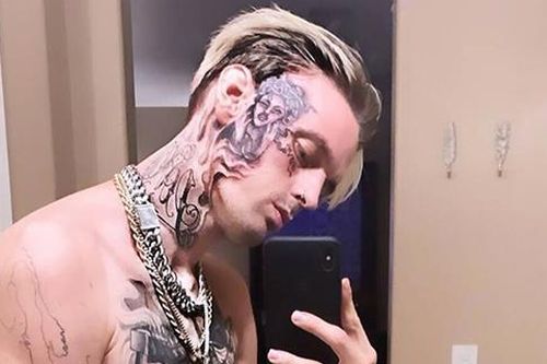 Aaron Carter xăm hình nữ thần lên mặt sau tuyên bố từ mặt gia đình