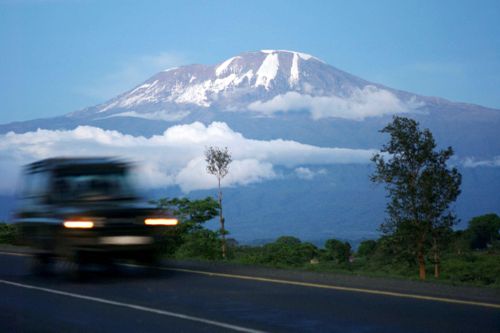Du khách Canada rơi núi Kilimanjaro thiệt mạng vì kẹt dù