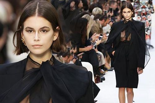 Siêu mẫu 10X Kaia Gerber lộ ngực vì diện vest không nội y