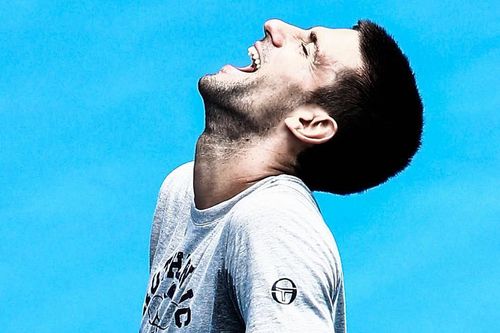 Djokovic gây cười khi chiến thắng võ sĩ sumo