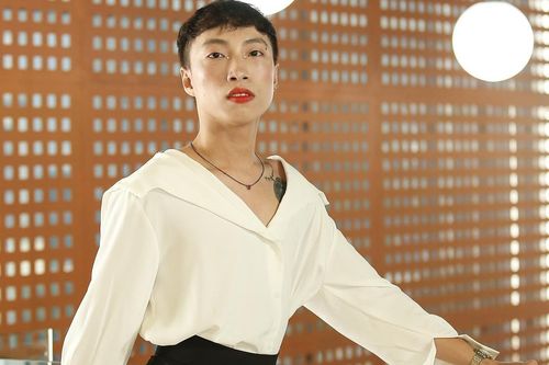 Thí sinh nam Next Top Model trang điểm đậm, đi giày cao 20 cm