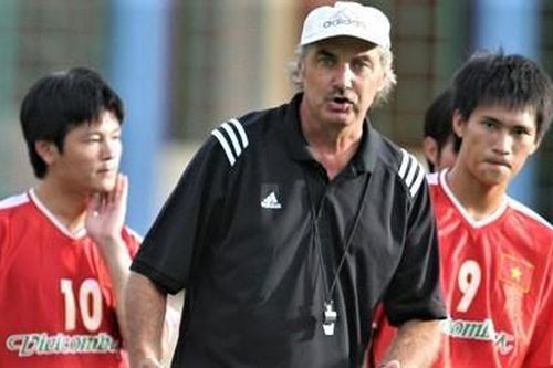 HLV Alfred Riedl phải phẫu thuật tim
