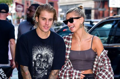 Justin Bieber đăng ảnh thân mật, cảm ơn cha mẹ vợ trước lễ cưới