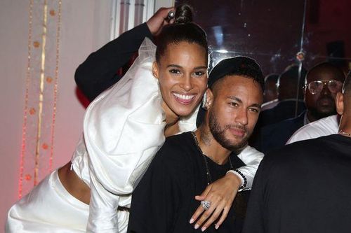 Neymar dự tiệc với dàn người mẫu ở Paris