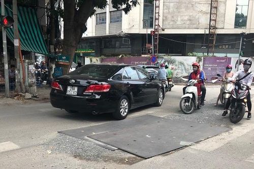 Mặt đường phố Lương Định Của lồi lõm, nham nhở
