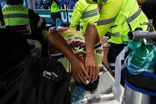 Rợn người khi cựu sao Barca bị 'thủng đùi' sau một pha vào bóng ác ý