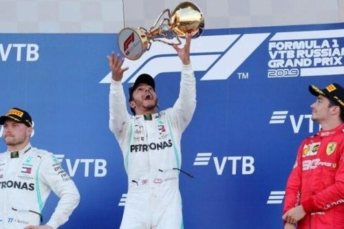 Hamilton giúp Mercedes thống trị đường đua GP Nga