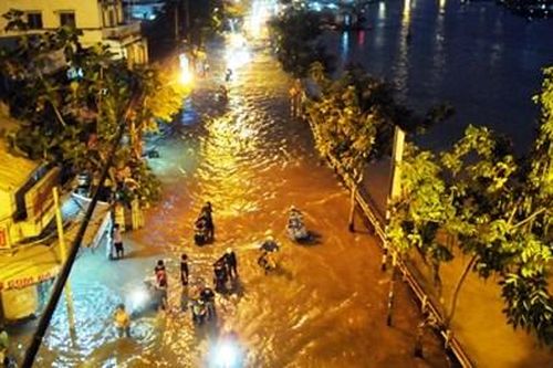 Triều cường tiếp tục gây ngập nhiều khu vực tại TP Hồ Chí Minh