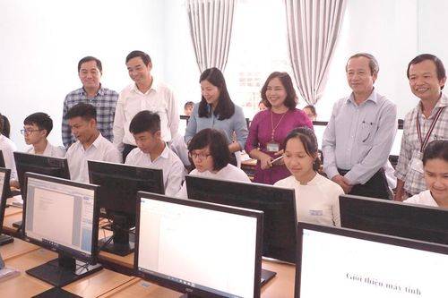 Trường THPT Hòa Vang đón nhận Phòng Tin học mới