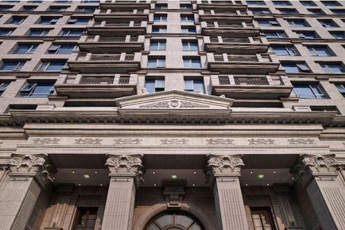 D'. Palais Louis: Hoặc là hoàn mỹ, hoặc là không gì cả