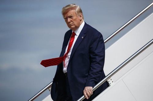 Bê bối của ông Trump thổi bùng tranh luận về giới hạn