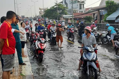 Vỡ đê bao, nghìn người Sài Gòn bì bõm sáng đầu tuần