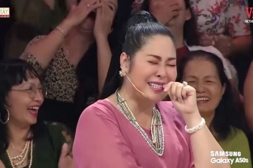 Minh Nhí 'tố' bị NSND Hồng Vân... tụt quần trên sóng truyền hình