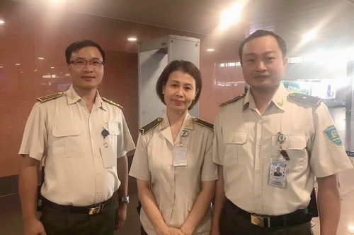 Quên 50 triệu đồng, nhiều giấy tờ trong nhà vệ sinh sân bay