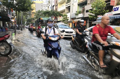 Người dân Sài Gòn vật lộn với triều cường trên đường về nhà