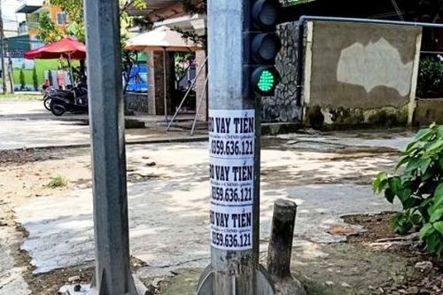 Xử phạt thanh niên dán quảng cáo tại trụ đèn giao thông
