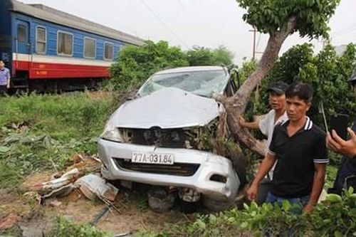 Băng qua đường sắt, xe ô tô 7 chỗ bị tàu hỏa hất văng