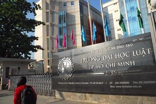 Đại học Luật TP HCM 'nhập nhằng' tuyển sinh, 'mập mờ' thu học phí