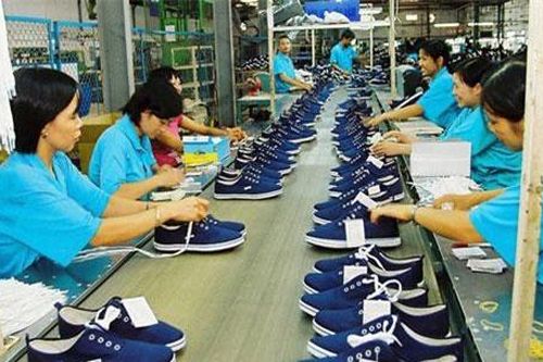 Giày Việt tìm hướng đi trên sân nhà