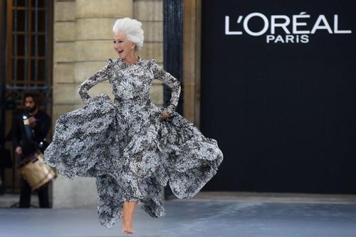 74 tuổi, nữ minh tinh Helen Mirren tung tăng nhảy múa khi diễn thời trang