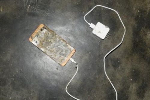 Mất mạng vì vừa sạc pin vừa dùng điện thoại