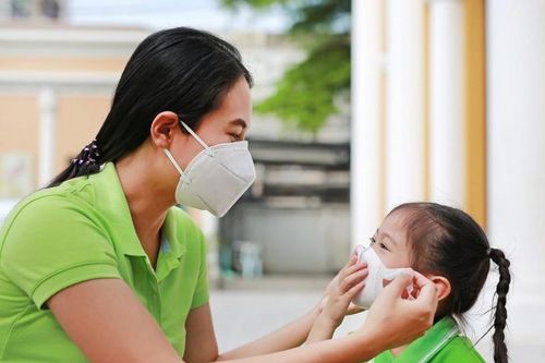 Ô nhiễm không khí nghiêm trọng ở Hà Nội, mẹ lo cuống cuồng, mẹ thờ ơ
