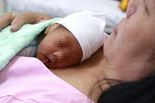 Nuôi dưỡng ca sinh 3 cực non