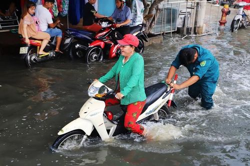 TPHCM: Nhịp sống đảo lộn sau sự cố vỡ đê ở quận 8