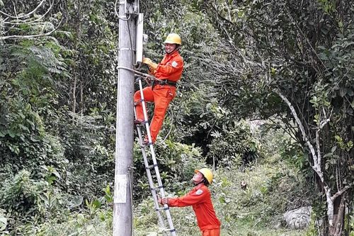 Từ nay xóm Đồi Sim của đồng bào Ca Dong có điện