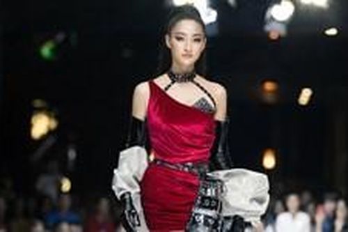 Hoa hậu Lương Thùy Linh hóa 'nữ thần chiến binh' khuynh đảo sàn diễn
