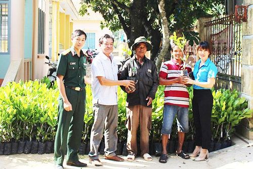 Hỗ trợ cây giống, phân bón cho đồng bào dân tộc thiểu số xã Liên Sang
