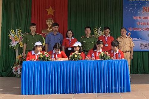 Ký cam kết chấp hành pháp luật về ATGT và phòng chống tệ nạn xã hội, bạo lực học đường tại trường THPT Nho Quan C