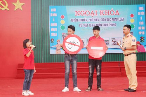 Học sinh các trường tiểu học, THCS huyện Lâm Thao được phổ biến về ATGT