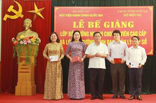 Bế giảng lớp bồi dưỡng chuyên viên cao cấp và lãnh đạo quản lý cấp sở