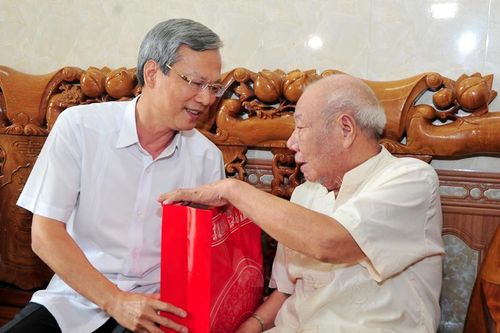 Chủ tịch UBND tỉnh Phạm Minh Huấn tặng quà người cao tuổi