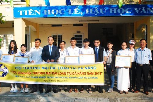 Đà Nẵng: Trao học bổng cho học sinh nghèo vượt khó tại huyện Hòa Vang