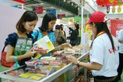 Khách Lào chuộng hàng Việt