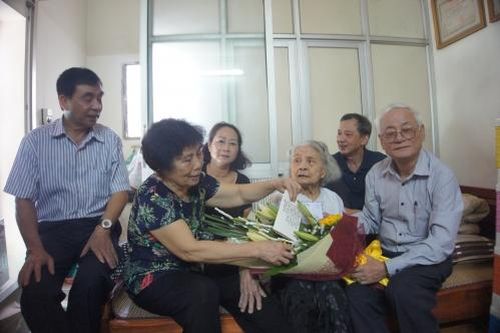 Thăm và tặng quà người cao tuổi ngành Ngân hàng
