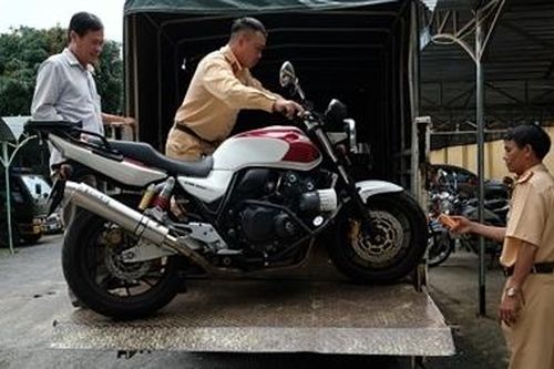 'Phượt thủ' chạy 120km/h bất tuân hiệu lệnh của CSGT
