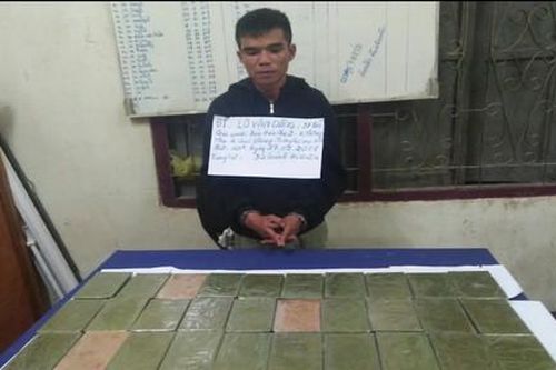 Bắt 2 đối tượng 'ôm' 32 bánh heroin vượt biên